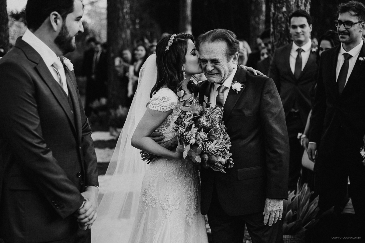 entrada da noiva sorrindo casamento de dia vestido de noiva fotogradia de casamento fotografos de sao paulo casamento ao ar livre no campo fotos por caio henrique mini wedding ideias de casamentos