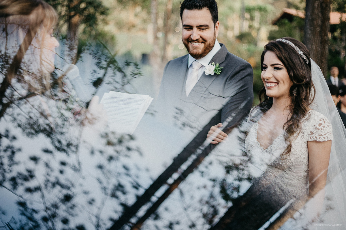 cerimonia no campo fotografia riativa fotos de casamentos de dia fotografos de sao paulo vestido de noiva fotos por caio henrique noivos sorrindo