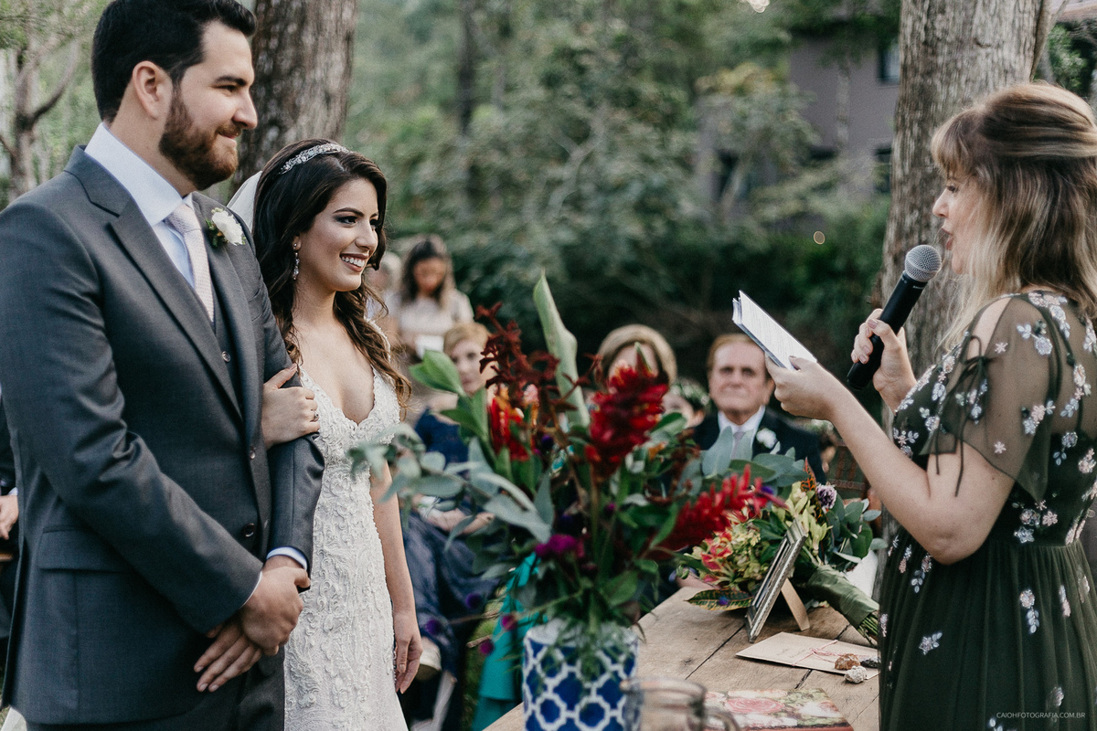 Noivos sorrindo fotos de casamento de dia casal sorrindo ideias de casamento ao ar livre fotos por caio henrique fotografo de sao paulo destination wedding  casamentos no interior ensaio pre casamento
