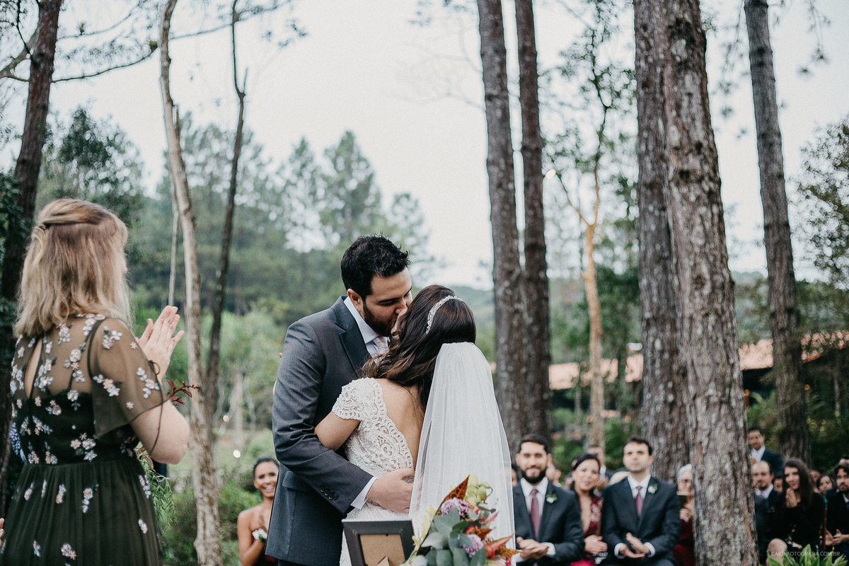 as aliancas fotografia de casamento fotografo sao paulo fotos de casamento noivos sorrindo beijo do casal 
