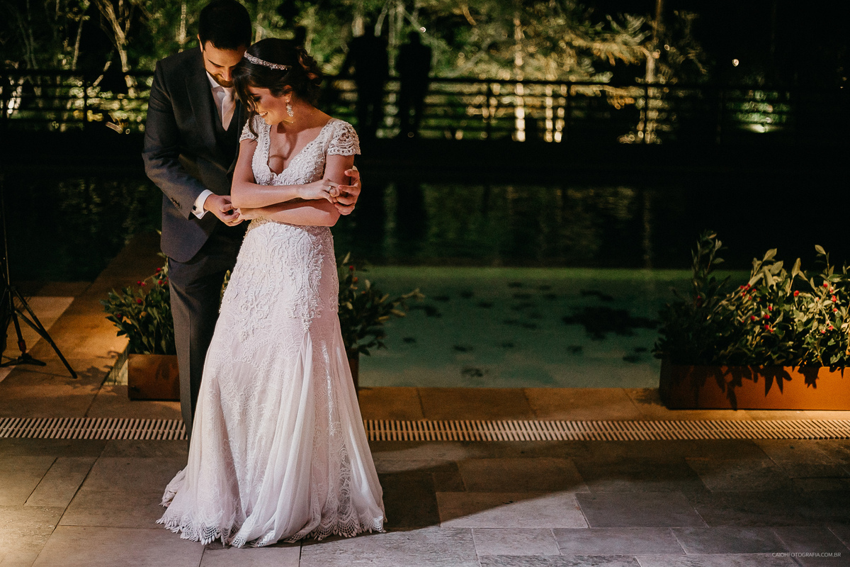 wedding dress buque de noiva bride fotografia de casamento mini wedding elopement wedding casamento no campo por do sol fotos por caio henrique casal romantico mesa do bolo casamento rustico chic  festa balada de casamento