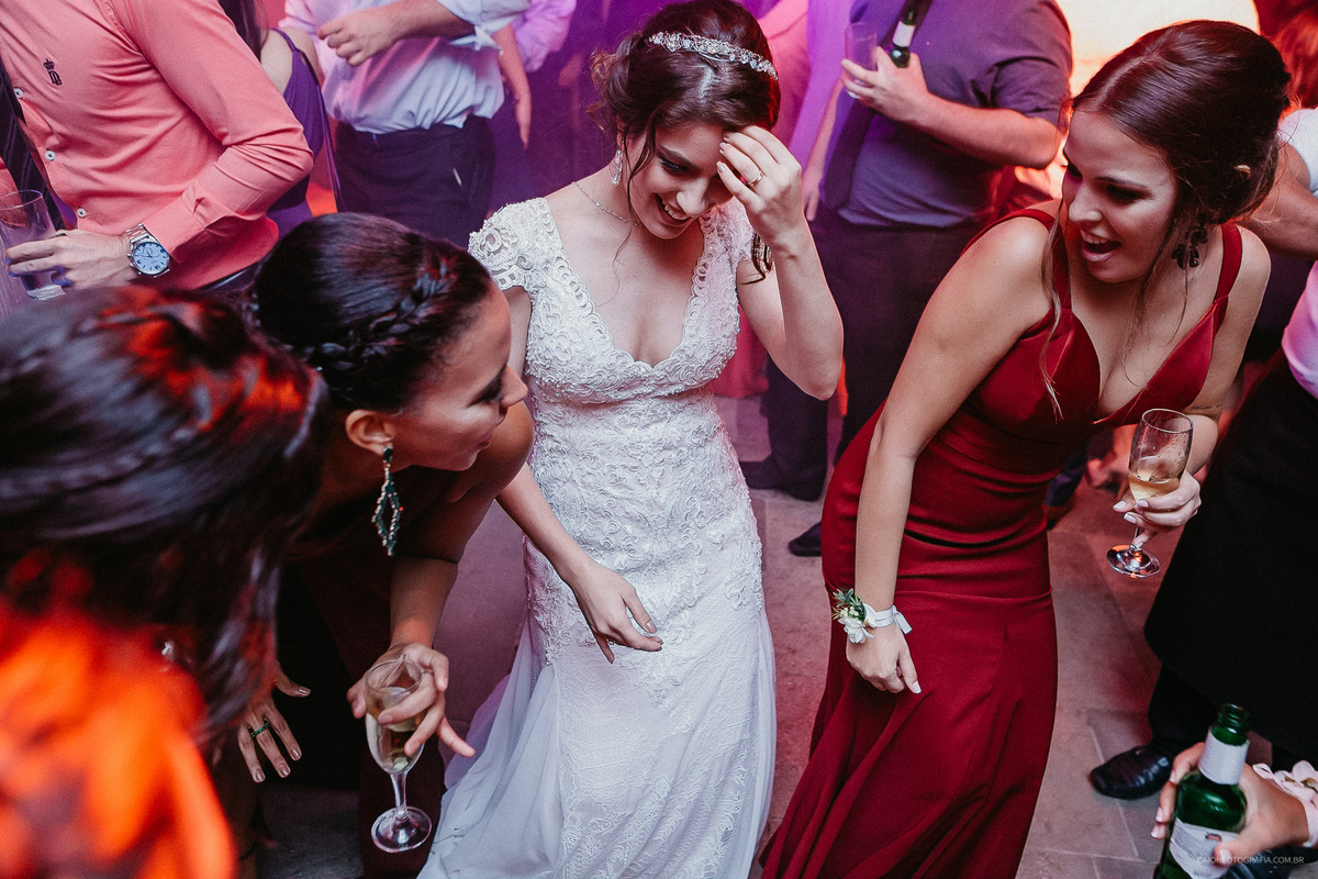 Festa de casamento balada fotografia documental casamento de dia  madrinhas da noiva 