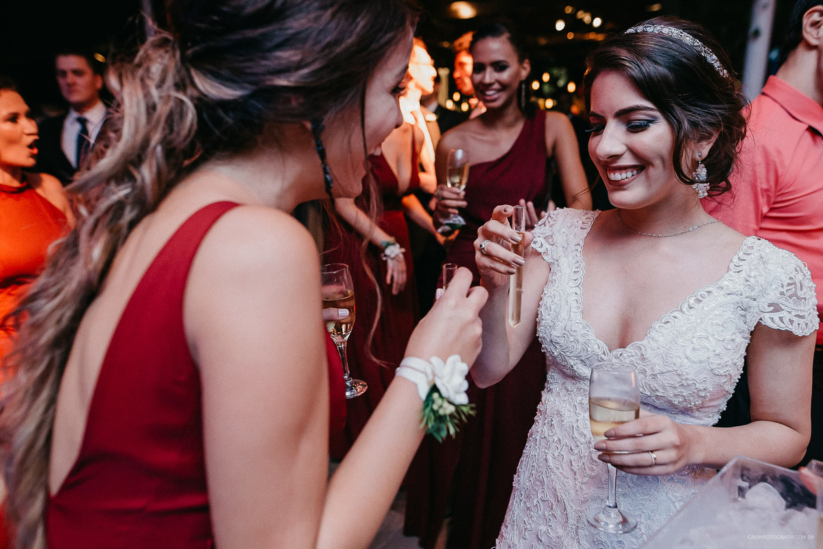 Festa de casamento balada fotografia documental casamento de dia  madrinhas da noiva  noiva sorrindo