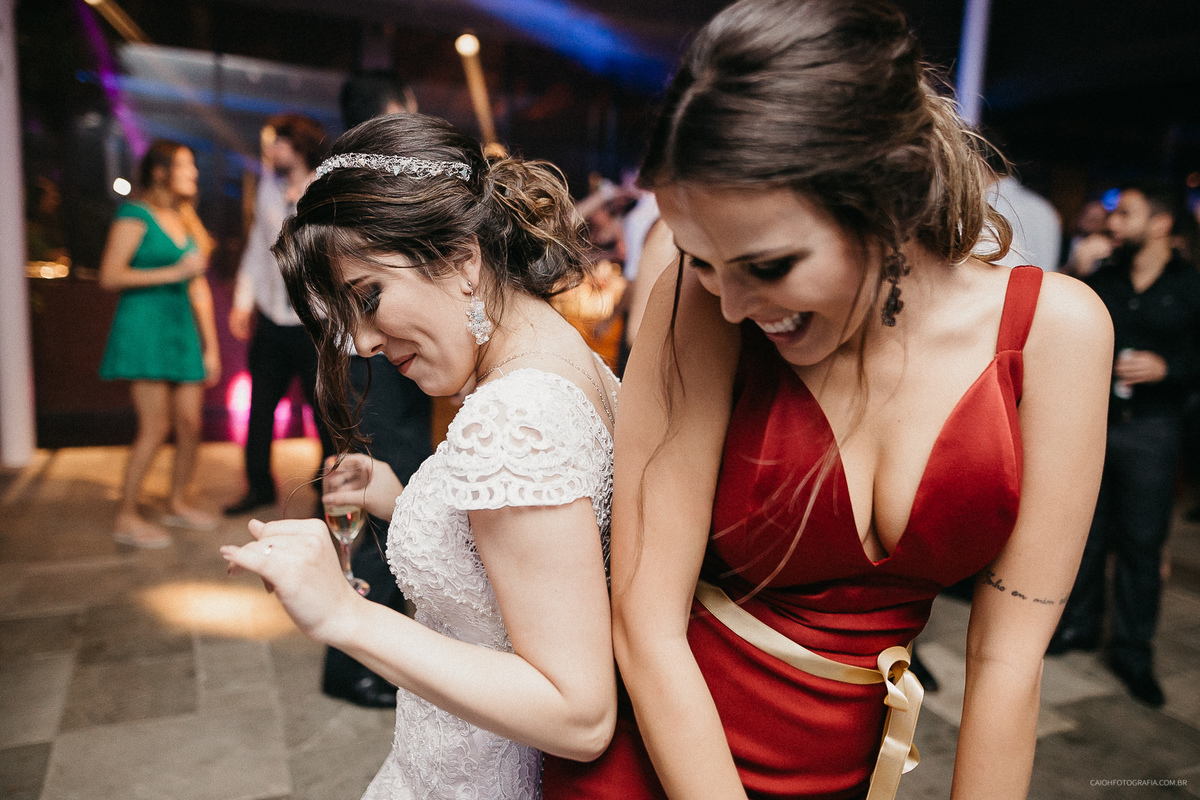 Festa de casamento balada fotografia documental casamento de dia  madrinhas da noiva 