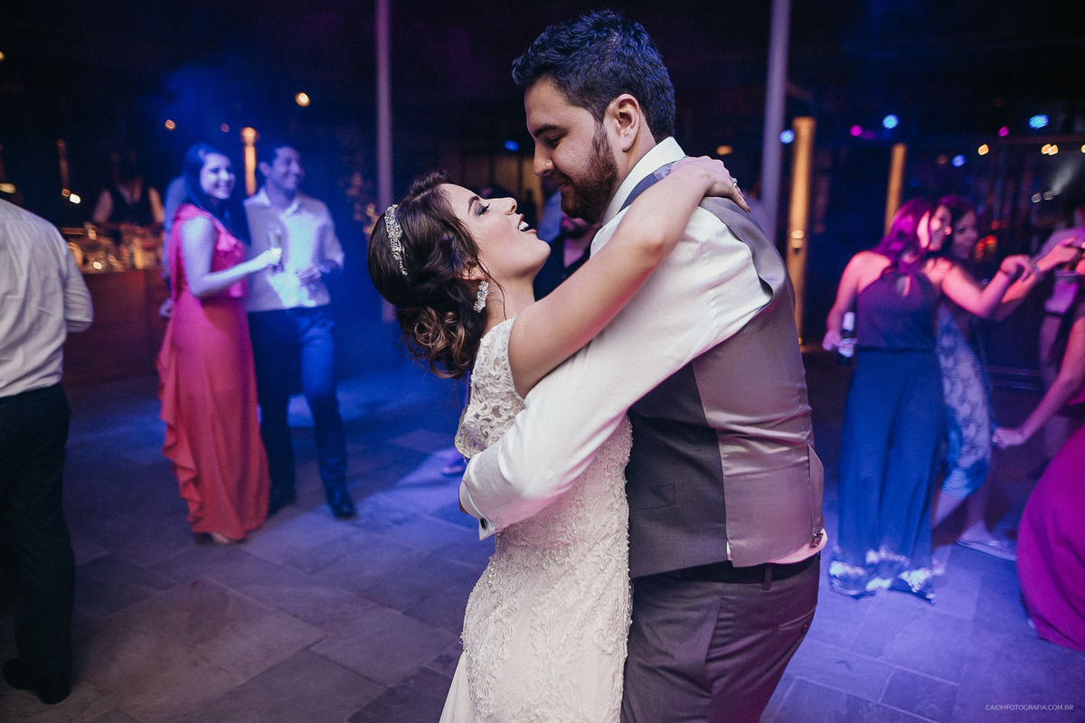 Festa de casamento balada fotografia documental casamento de dia  madrinhas da noiva  noivos dançando