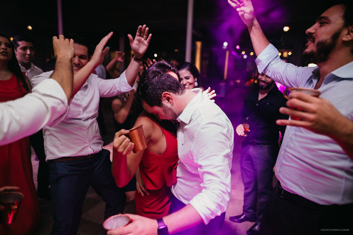 Festa de casamento balada fotografia documental casamento de dia  madrinhas da noiva  noivos dançando