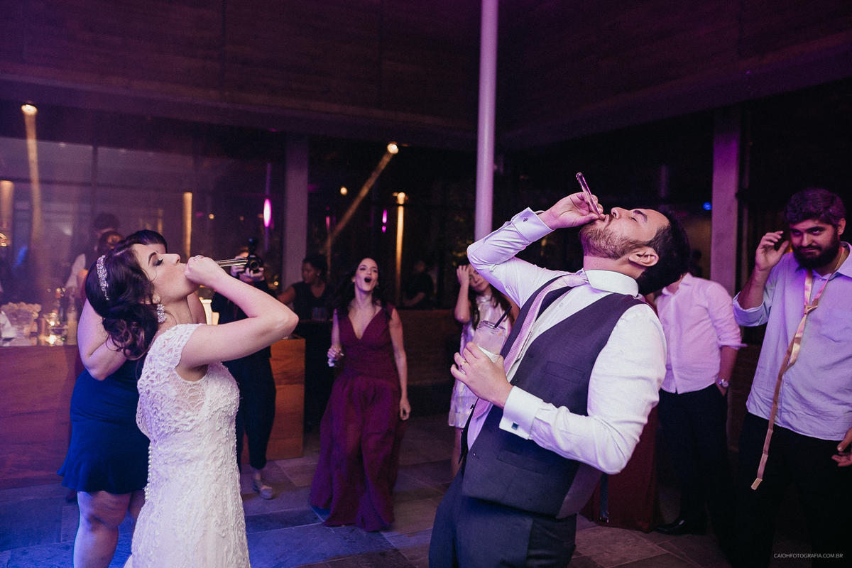 Festa de casamento balada fotografia documental casamento de dia  madrinhas da noiva  noivos dançando noivos bebendo