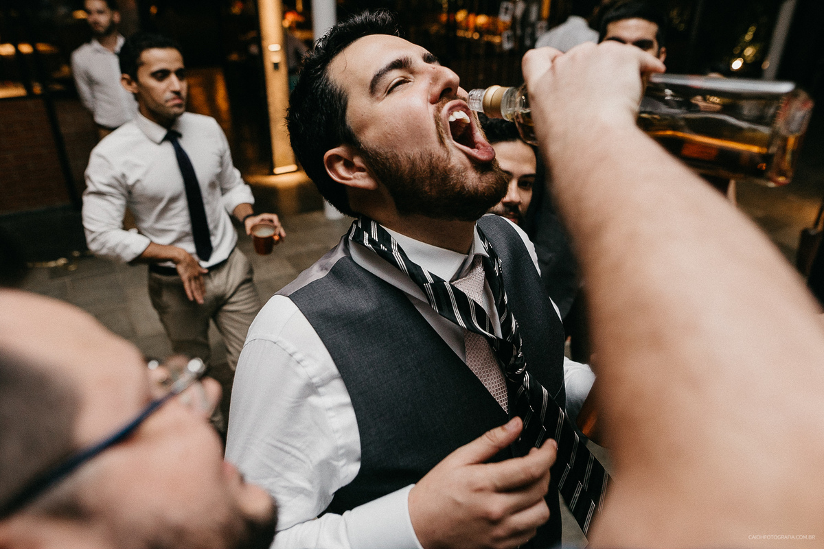 Festa de casamento balada fotografia documental casamento de dia  madrinhas da noiva  noivos dançando 