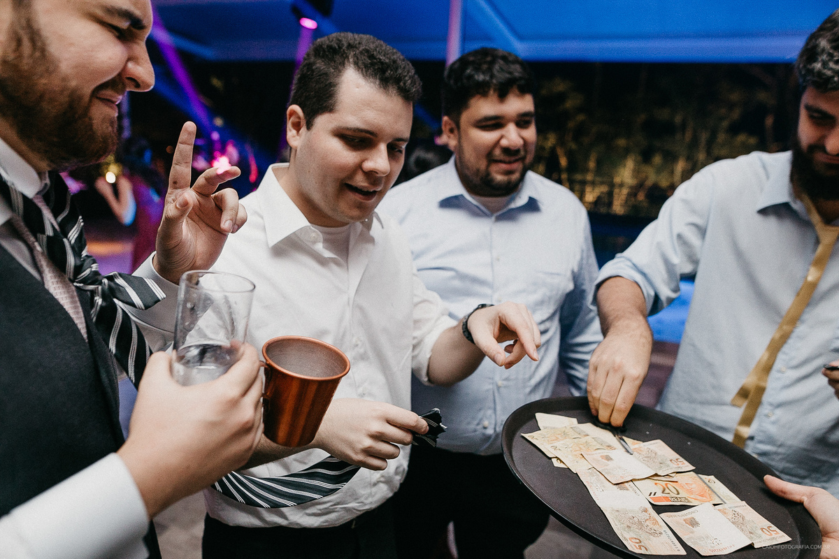 Festa de casamento balada fotografia documental casamento de dia  madrinhas da noiva  noivos dançando hora da gravata 