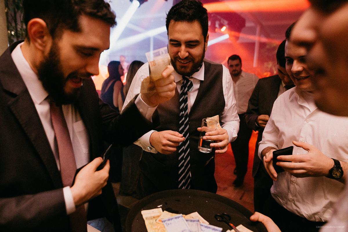 Festa de casamento balada fotografia documental casamento de dia  madrinhas da noiva  noivos dançando padrinhos do noivo