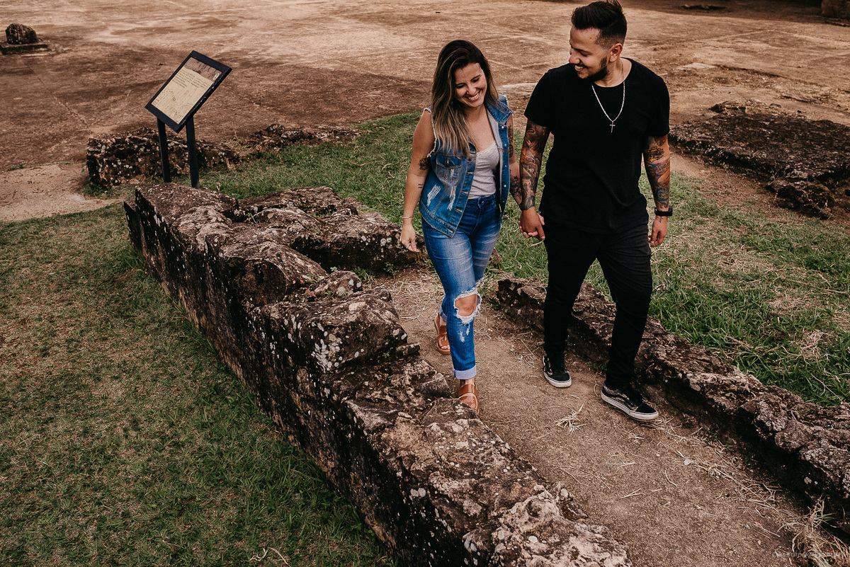 ensaio pre casamento fotografia de casamento ensaio pre wedding noivos no campo ideias de foto fotografo de sao paulo caio henrique casal tatuado