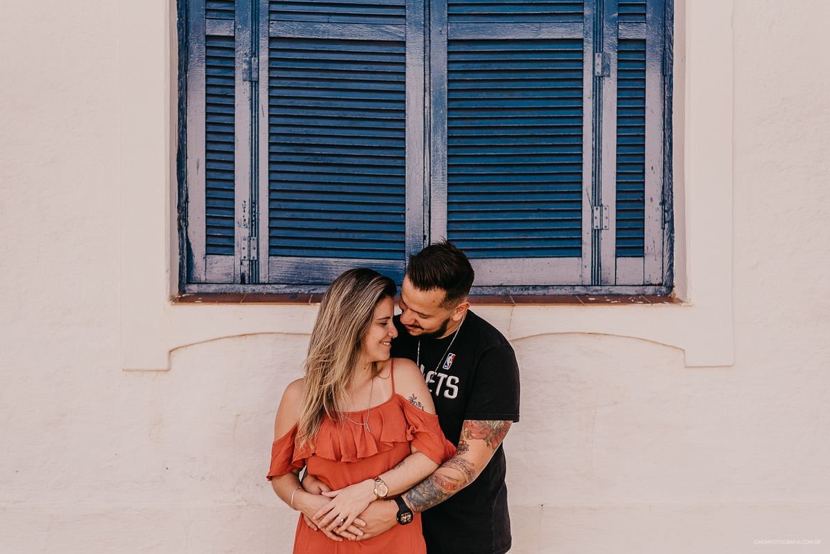 ensaio pre casamento fotografia de casamento ensaio pre wedding noivos no campo ideias de foto fotografo de sao paulo caio henrique casal tatuado casal romantico sorrindo