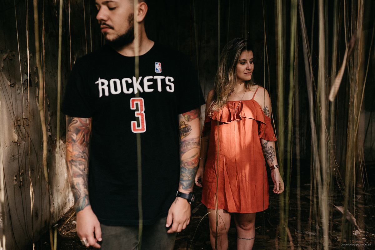 ensaio pre casamento fotografia de casamento ensaio pre wedding noivos no campo ideias de foto fotografo de sao paulo caio henrique casal tatuado casal romantico sorrindo