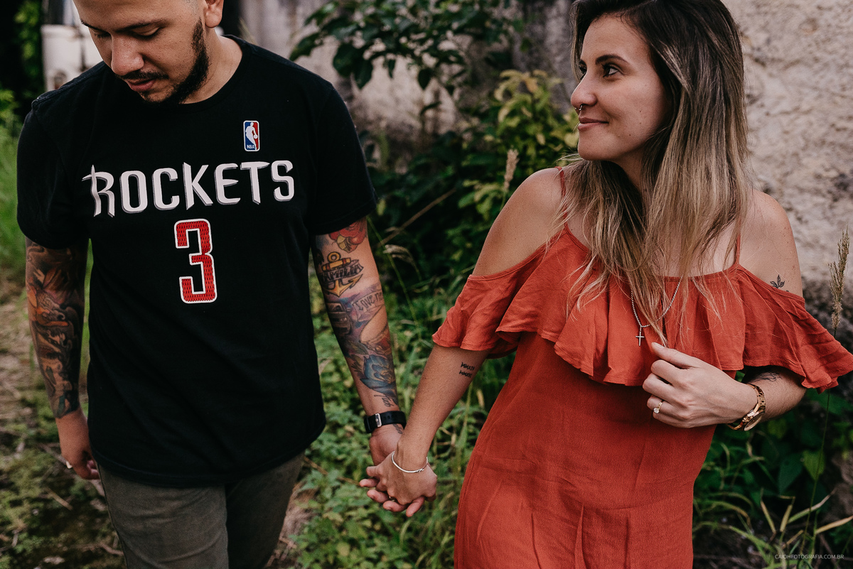 ensaio externo ensaio casal pre casamento fotos noivos andando fotografos de casamento fotos por caio henrique sorocaba ipero