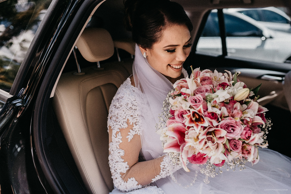 casamento de dia fotografia de casamento fotografos de sao paulo casamento ao ar livre fotos por caio henrique entrada do noivo noivo com a mae cerimonia de casamento noiva sorrindo com buque