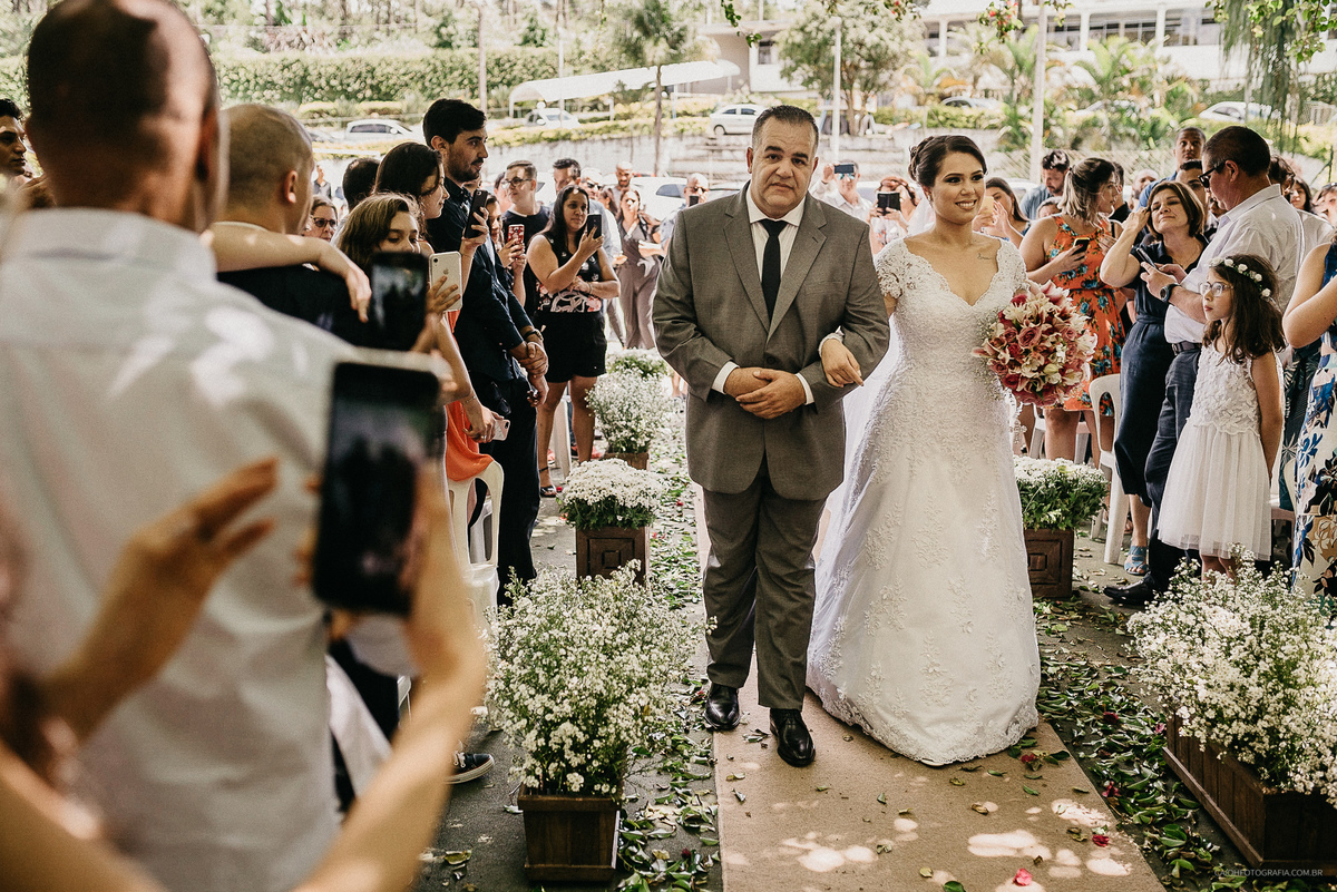 casamento de dia fotografia de casamento fotografos de sao paulo casamento ao ar livre fotos por caio henrique entrada do noivo noivo com a mae cerimonia de casamento entrada da noiva com o pai