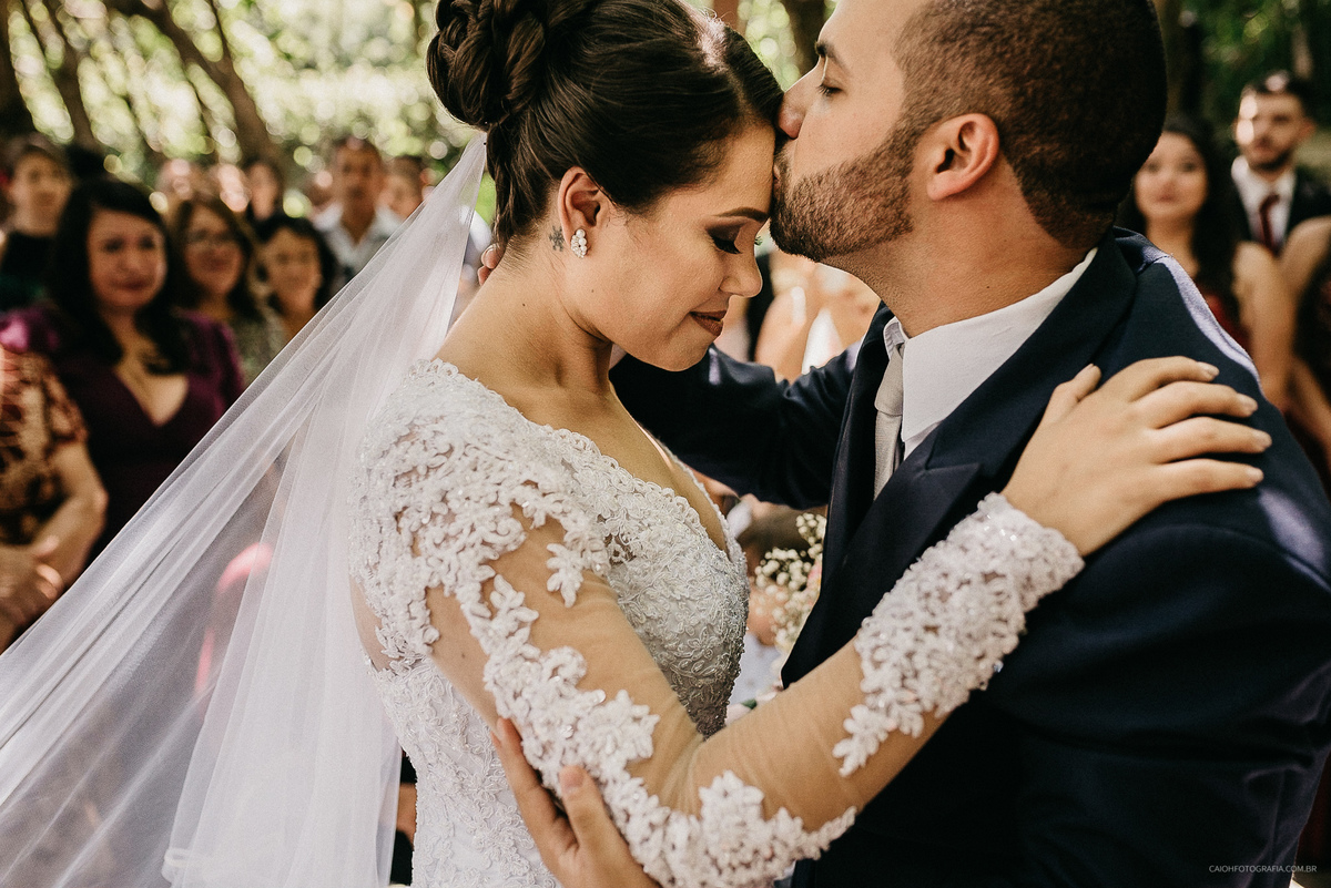 fotografia de casamento fotografos de casamento em sao paulo zona leste noivo sorrindo noivo emocionado entrada da noiva casamento de dia ao ar livre noivo beijando noiva casamento cristao