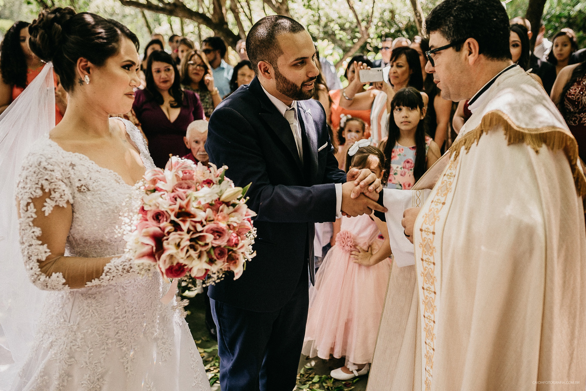 fotografia de casamento fotografos de casamento em sao paulo zona leste noivo sorrindo noivo emocionado entrada da noiva casamento de dia ao ar livre noivo beijando noiva casamento cristao