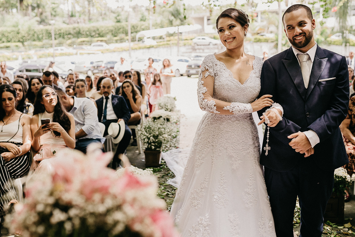 fotografia de casamento fotografos de casamento em sao paulo zona leste noivo sorrindo noivo emocionado entrada da noiva casamento de dia ao ar livre noivo beijando noiva casamento noivos sorrindo 