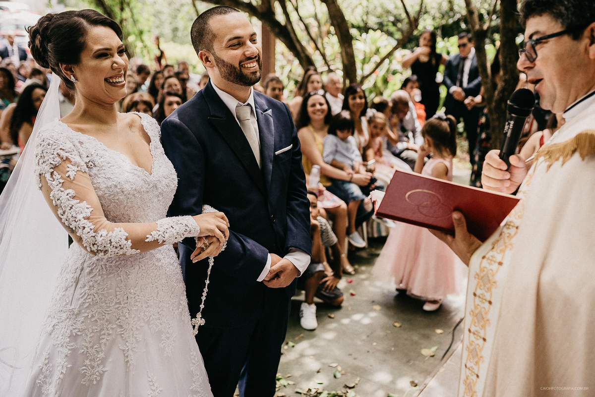 fotografia de casamento fotografos de casamento em sao paulo zona leste noivo sorrindo noivo emocionado entrada da noiva casamento de dia ao ar livre noivo beijando noiva casamento noivos sorrindo mini wedding