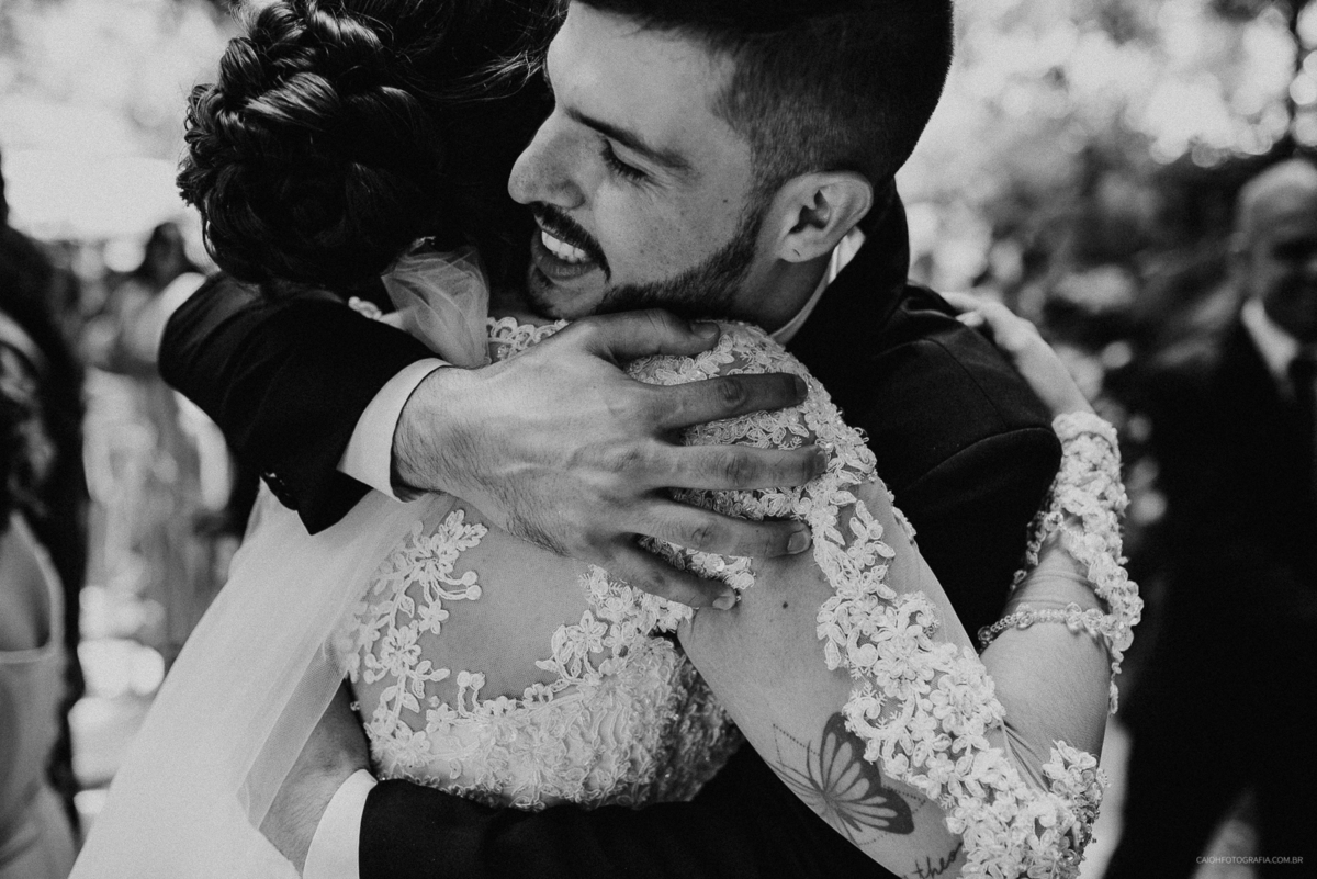 casamento de dia fotografia de casamento fotos por caio henrique beijo dos noivos noivos sorrindo cerimonia ao ar livre mini wedding 