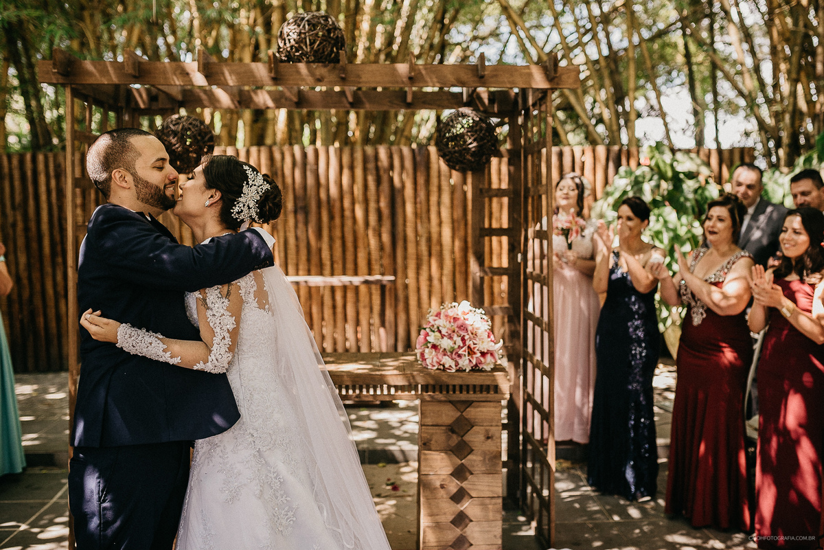 casamento de dia fotografia de casamento fotos por caio henrique beijo dos noivos noivos sorrindo cerimonia ao ar livre mini wedding 