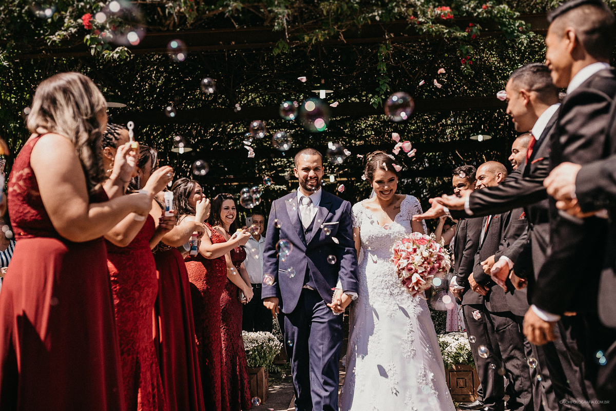 casamento de dia fotografia de casamento fotos por caio henrique beijo dos noivos noivos sorrindo cerimonia ao ar livre mini wedding saida dos noivos bolinhas de sabao