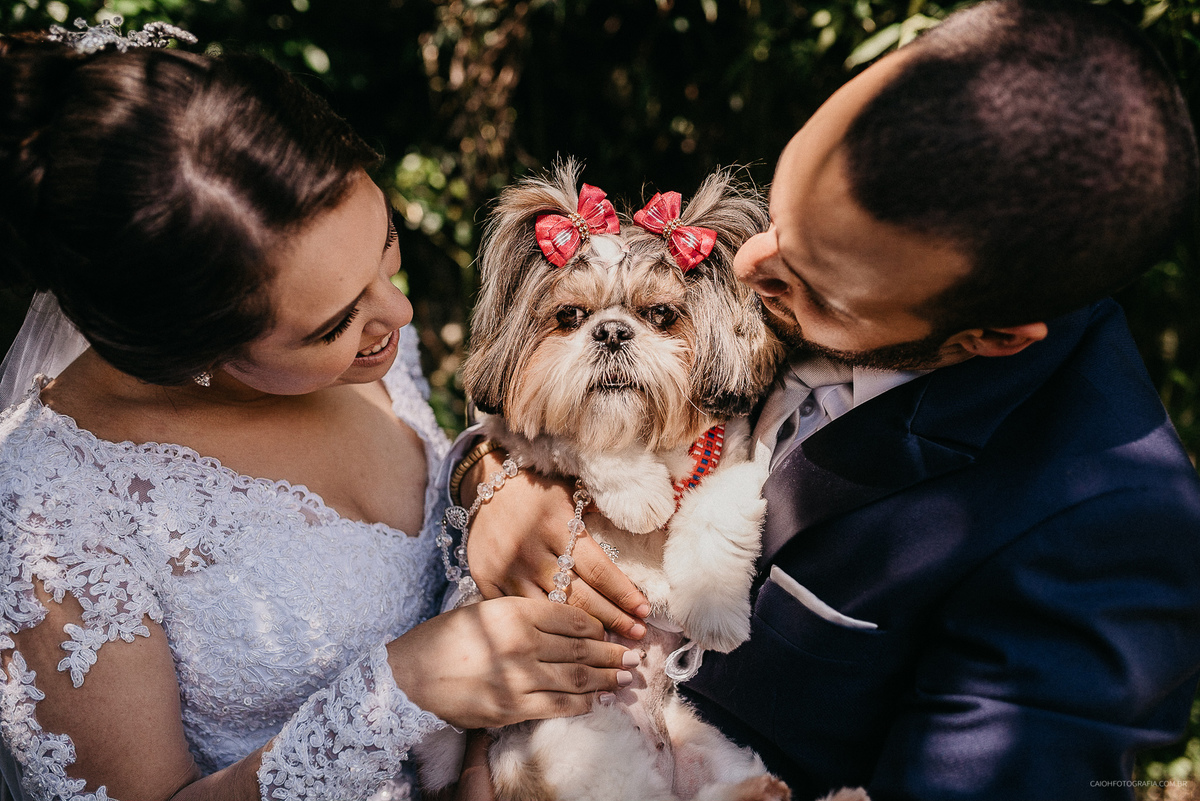 casamento de dia fotografia de casamento fotos por caio henrique beijo dos noivos noivos sorrindo cerimonia ao ar livre mini wedding 