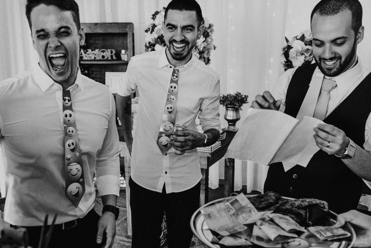 Festa de casamento noivos espontaneos balada de casamento fotografia documental fotos por caio henrique casamentos de dia ao ar livre festas de casamento hora da gravata padrinhos na gravata