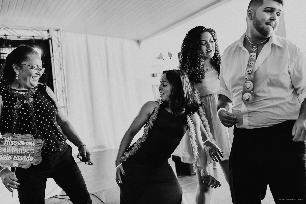 Festa de casamento noivos espontaneos balada de casamento fotografia documental fotos por caio henrique casamentos de dia ao ar livre festas de casamento hora da gravata padrinhos na gravata