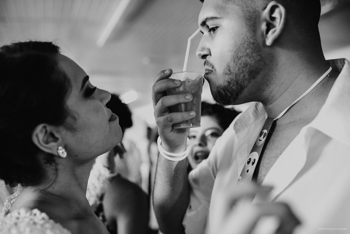 Festa de casamento noivos espontaneos balada de casamento fotografia documental fotos por caio henrique casamentos de dia ao ar livre festas de casamento hora da gravata padrinhos na gravata noiva louca 