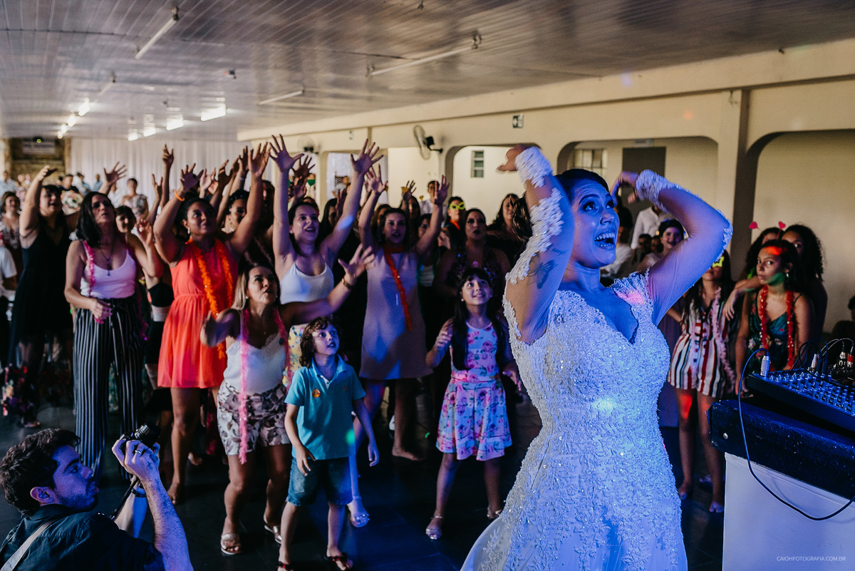 Festa de casamento noivos espontaneos balada de casamento fotografia documental fotos por caio henrique casamentos de dia ao ar livre festas de casamento hora da gravata padrinhos na gravata fotos por caio henrique  hora do buque 