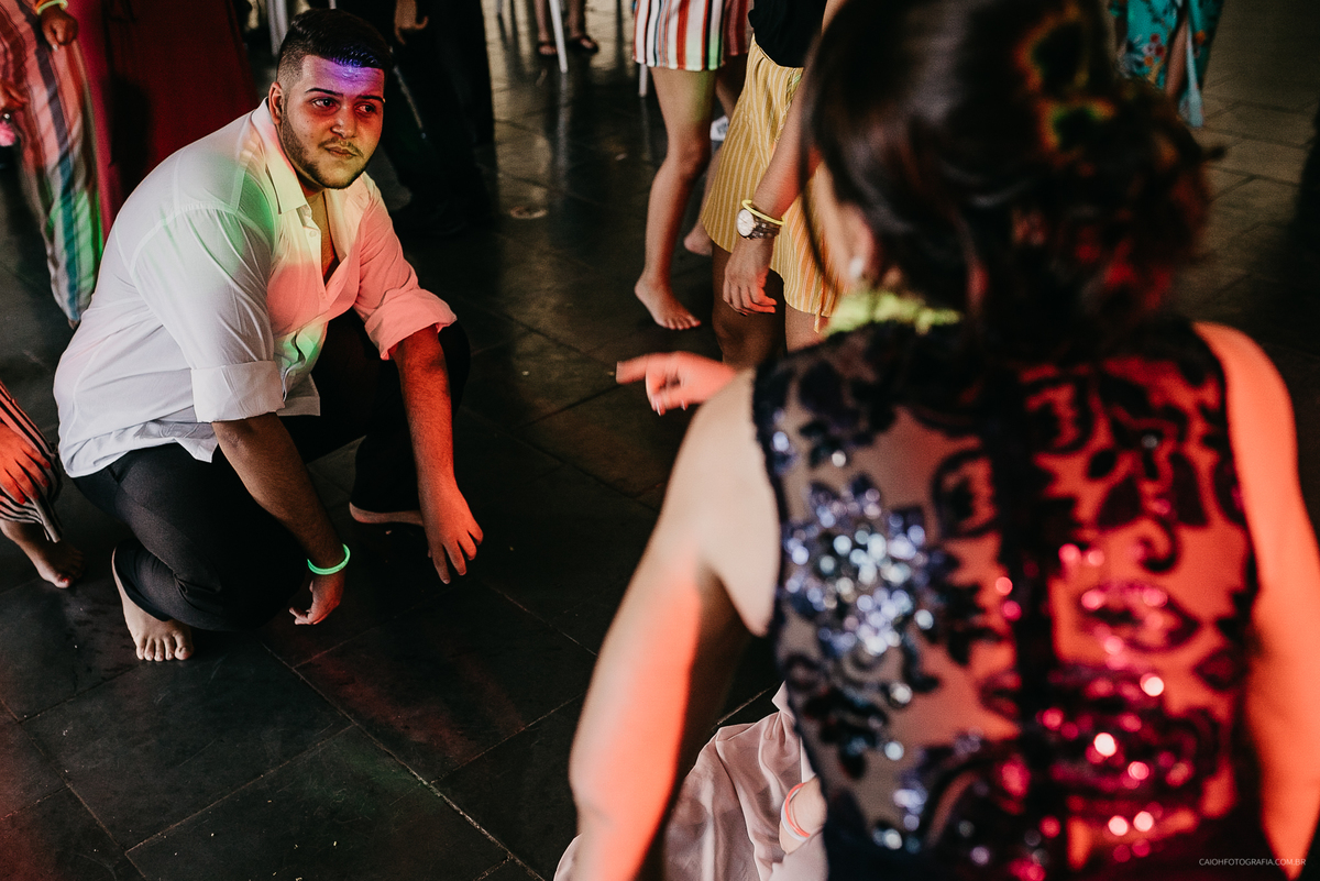 Festa de casamento noivos espontaneos balada de casamento fotografia documental fotos por caio henrique casamentos de dia ao ar livre festas de casamento hora da gravata padrinhos na gravata fotos por caio henrique 