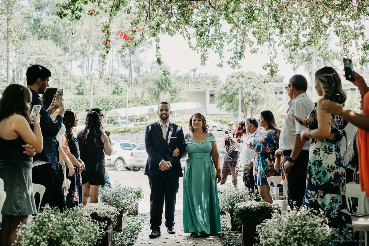 casamento de dia fotografia de casamento fotografos de sao paulo casamento ao ar livre fotos por caio henrique entrada do noivo noivo com a mae cerimonia de casamento
