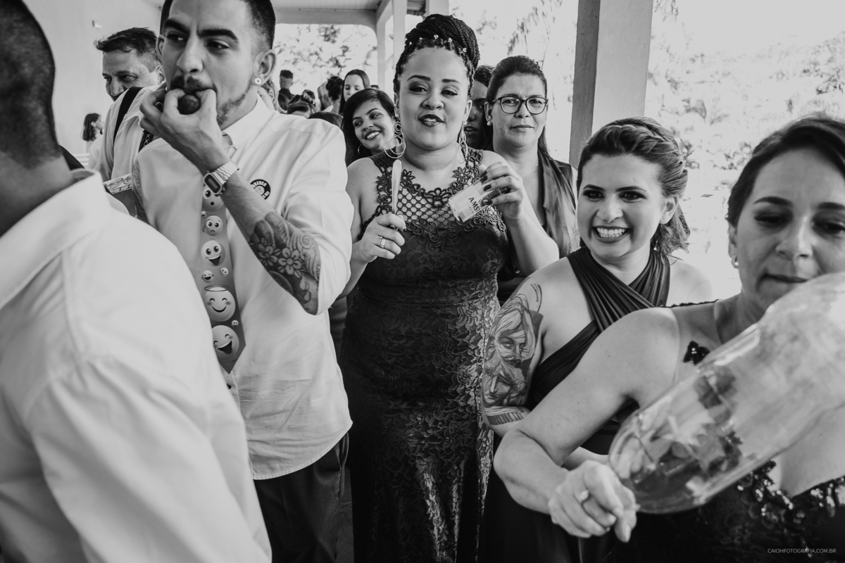 Festa de casamento noivos espontaneos balada de casamento fotografia documental fotos por caio henrique casamentos de dia ao ar livre festas de casamento hora da gravata padrinhos na gravata