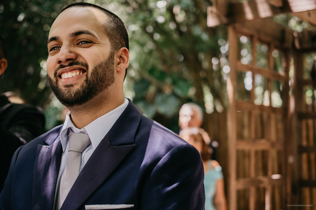 fotografia de casamento fotografos de casamento em sao paulo zona leste noivo sorrindo noivo emocionado entrada da noiva casamento de dia ao ar livre