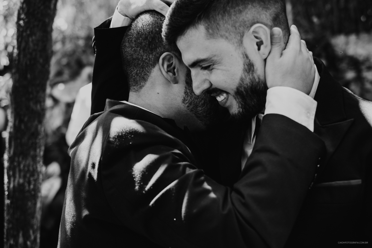 casamento de dia fotografia de casamento fotos por caio henrique beijo dos noivos noivos sorrindo cerimonia ao ar livre mini wedding 