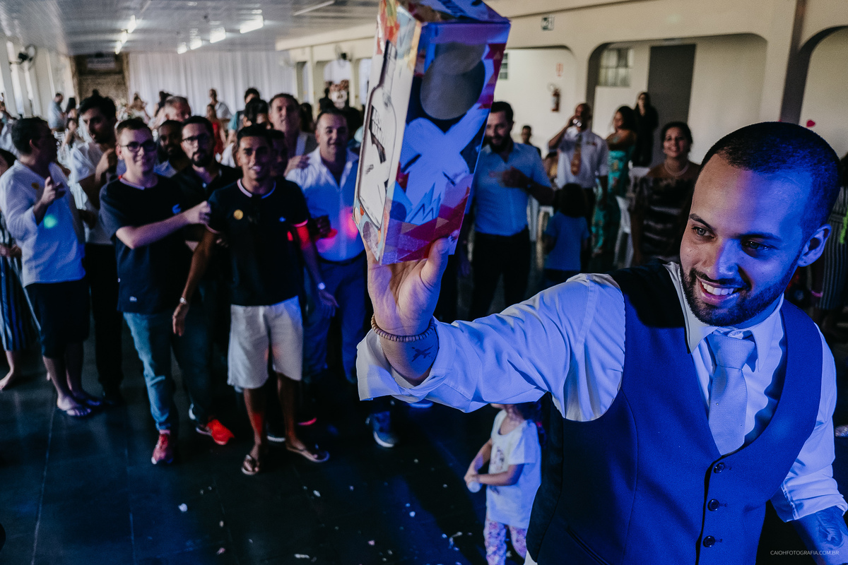 Festa de casamento noivos espontaneos balada de casamento fotografia documental fotos por caio henrique casamentos de dia ao ar livre festas de casamento hora da gravata padrinhos na gravata fotos por caio henrique  hora do buque bebida do noivo