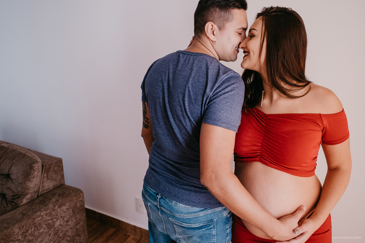 gravidez mae de menino ensaio gestante em casa gestante sorrindo em casa fotos de familia em casa fotografia documental ensaio por caio henrique casal sorrindo 