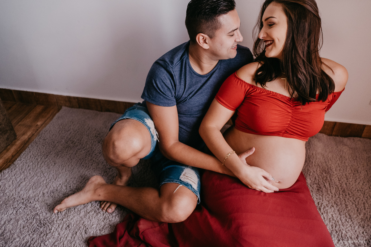 gravidez mae de menino ensaio gestante em casa gestante sorrindo em casa fotos de familia em casa fotografia documental ensaio por caio henrique casal sorrindo  ideias de fotos gestante