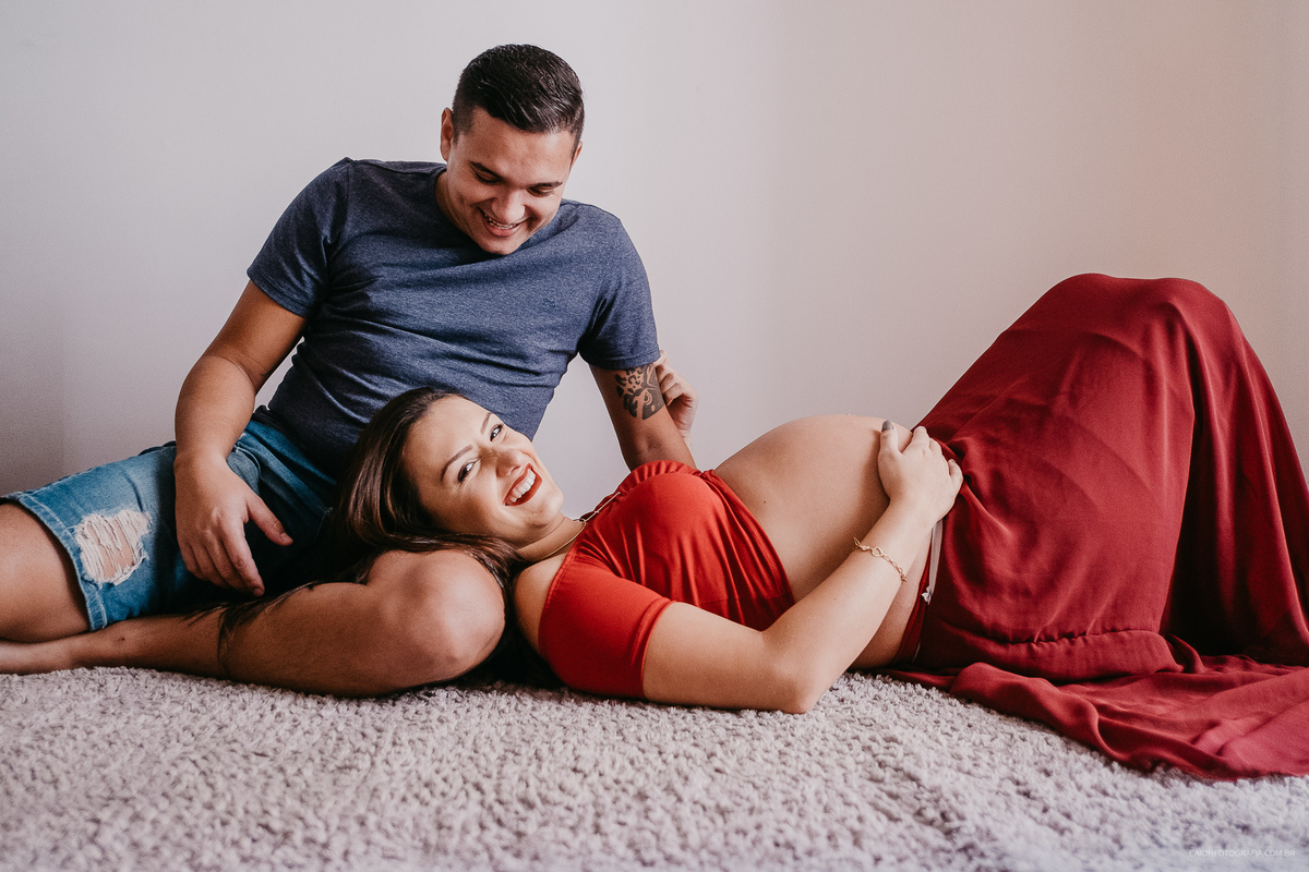 gravidez mae de menino ensaio gestante em casa gestante sorrindo em casa fotos de familia em casa fotografia documental ensaio por caio henrique casal sorrindo  ideias de fotos gestante casal em casa sorrindo