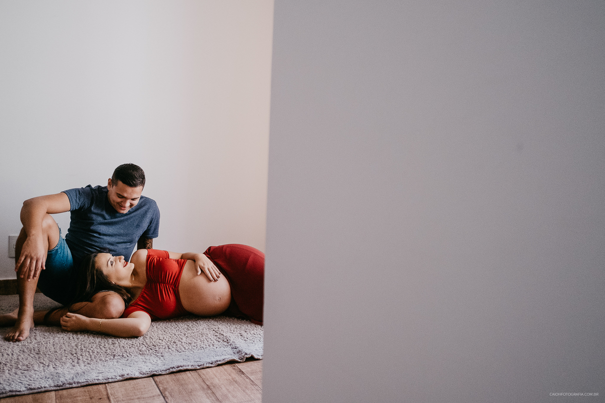 gravidez mae de menino ensaio gestante em casa gestante sorrindo em casa fotos de familia em casa fotografia documental ensaio por caio henrique casal sorrindo  ideias de fotos gestante casal em casa sorrindo