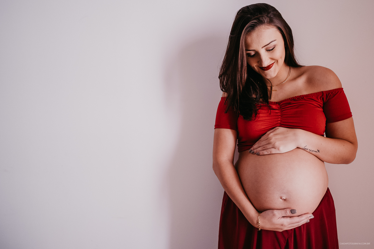 gravidez mae de menino ensaio gestante em casa gestante sorrindo em casa fotos de familia em casa fotografia documental ensaio por caio henrique casal sorrindo  ideias de fotos gestante casal em casa sorrindo pais de meninos