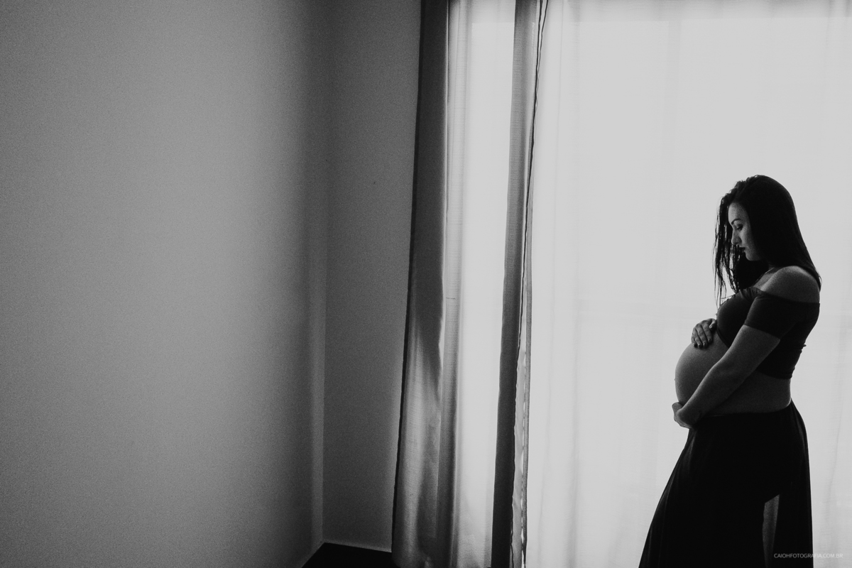 gravidez mae de menino ensaio gestante em casa gestante sorrindo em casa fotos de familia em casa fotografia documental ensaio por caio henrique casal sorrindo  ideias de fotos gestante casal em casa sorrindo pais de meninos sublime solitude