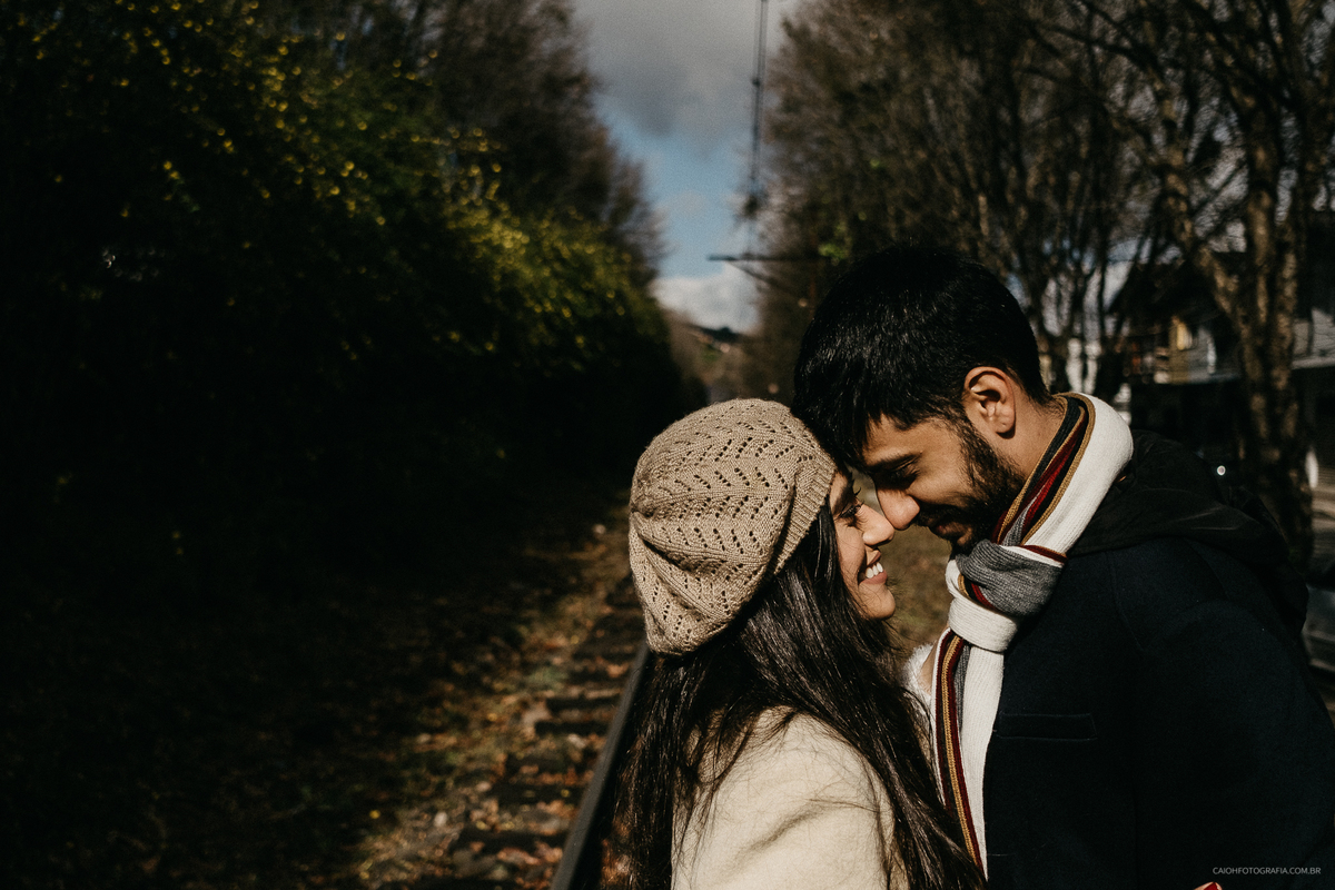 campos do jordao ensaio pre casamento fotografia de casamento caio henrique noivos sorrindo inverno 