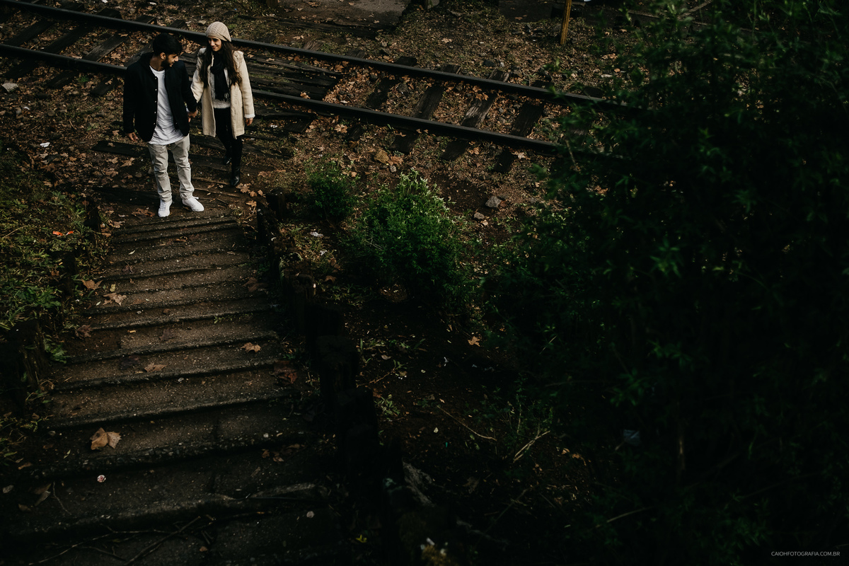 campos do jordao ensaio pre casamento fotografia de casamento caio henrique noivos sorrindo inverno 