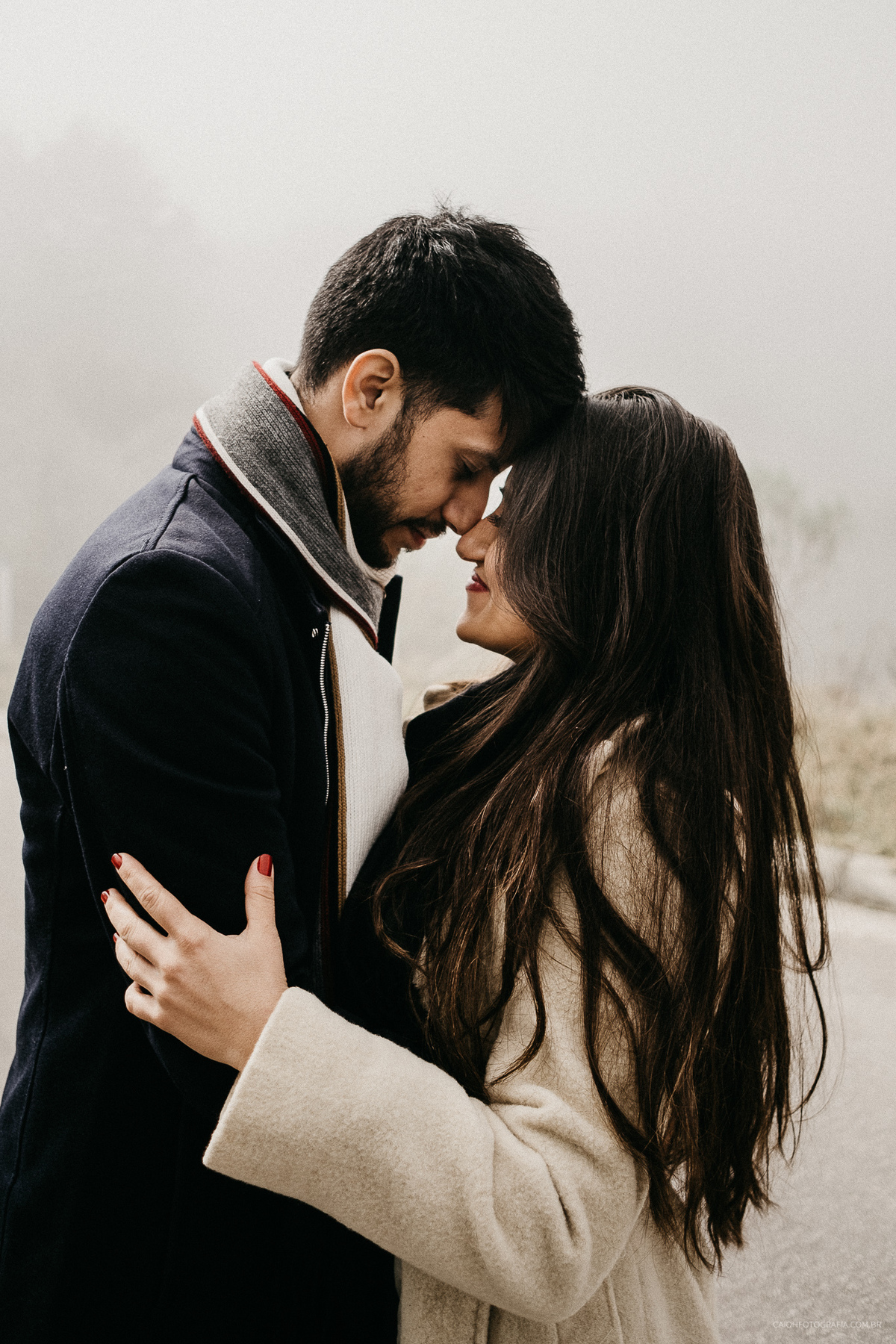 festival campos do jordao ensaio casal pre wedding fotografia de casamento por caio henrique  ensaio outono inverno noivos estilosos ideias de fotos casais