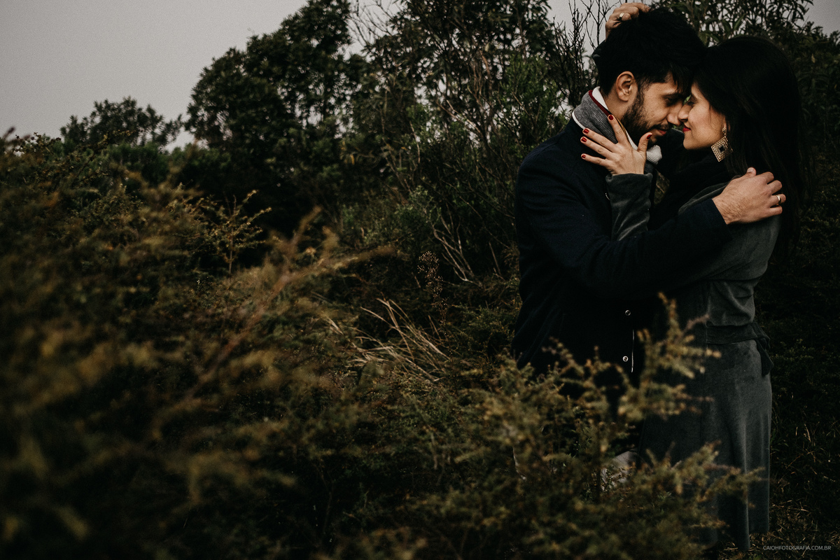 festival campos do jordao ensaio casal pre wedding fotografia de casamento por caio henrique  ensaio outono inverno noivos estilosos ideias de fotos casais casal sorrindo fotos tumblr