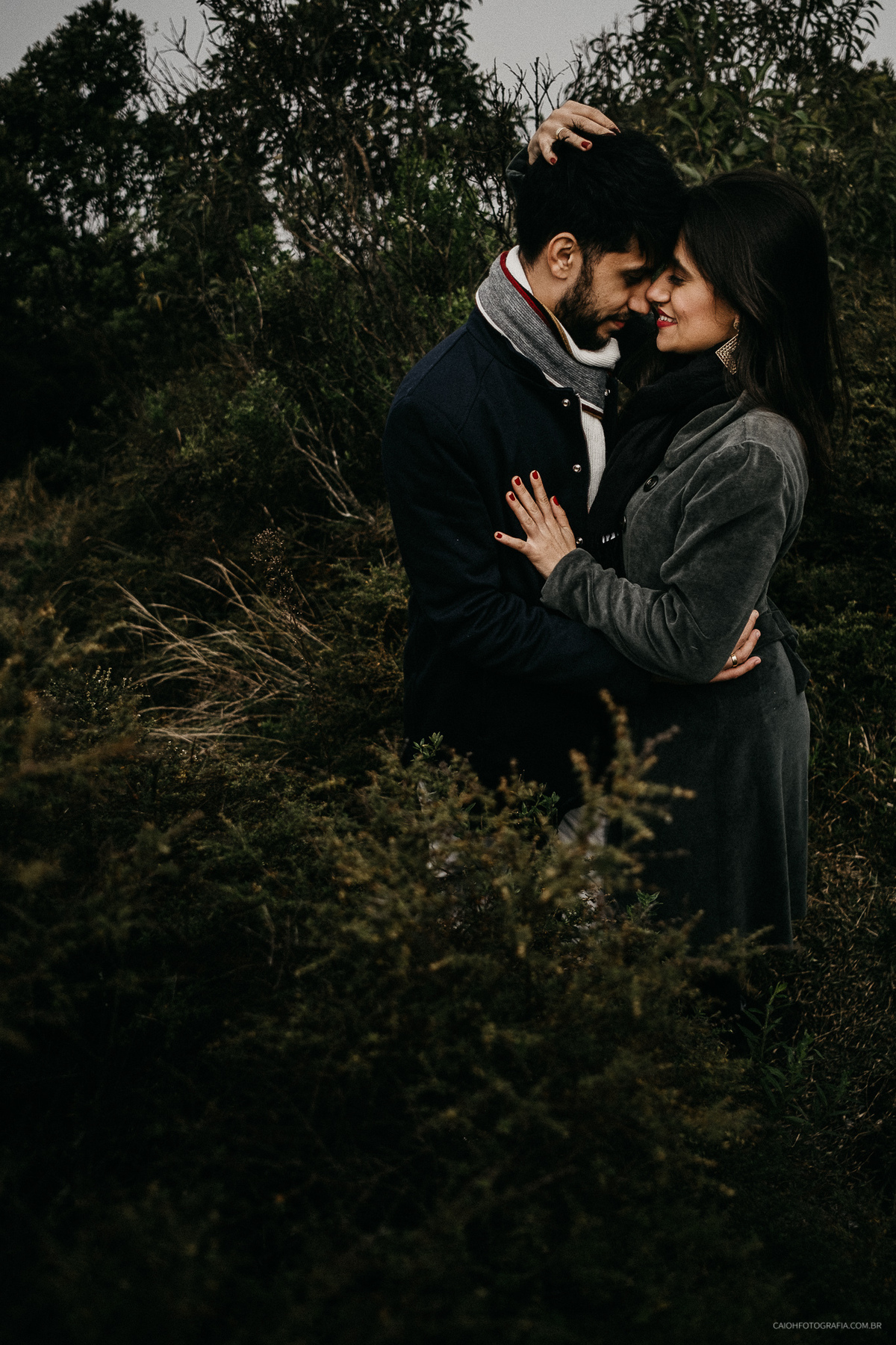 ensaio inverno outono pre wedding fotografia de casamento campos do jordao noivos sorrindo casamento no campo ao ar livre por caio henrique
