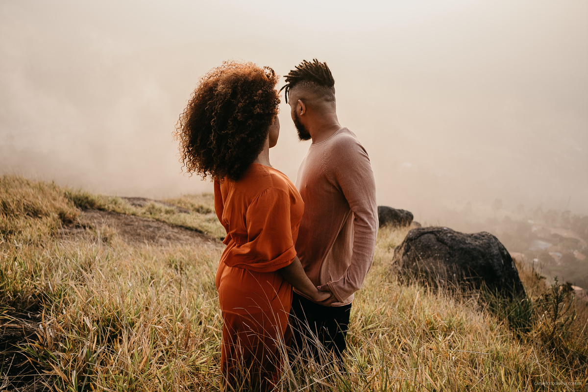 ensaio pre wedding fotografia de casamento fotos no campo fotografos de casamento sao paulo caio henrique nascel do sol montanhas